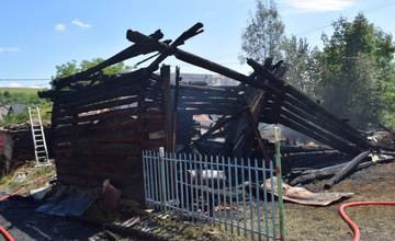 Drevenice a stodoly v Papradne zasiahli plamene, požiar sa rozšíril aj na neďaleký rodinný dom