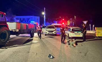 Vodič traktora si vymenil miesto so spolujazdcom pred zrakmi policajtov, jedného z nich neskôr udrel päsťou