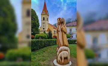 V Trenčianskych Tepliciach pribudla kúpeľná atrakcia, v blízkosti kostola odhalili novú drevenú sochu