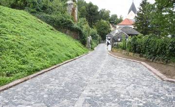 Matúšova ulica v historickom centre Trenčína prešla úpravami, betón vymenili za dlažobné kocky