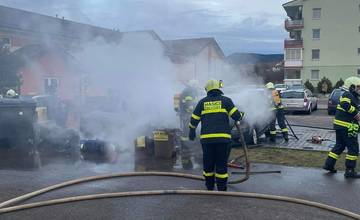 FOTO: Plamene pohltili päť áut v Čachticiach. Prípadom sa zaoberajú muži zákona
