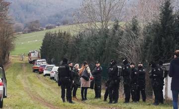 Pri Trenčíne spadlo lietadlo, záchranári hlásia štyroch mŕtvych