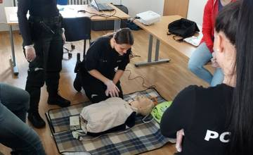 FOTO: Policajti z Nového Mesta nad Váhom zachránia viac životov, získali automatický externý defibrilátor