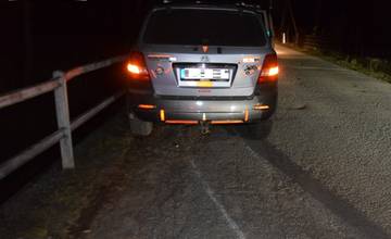 FOTO: Opitý vodič v Lazoch pod Makytou ukončil svoju jazdu nárazom do dvoch plechových popolníc