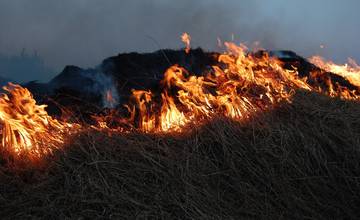 Nebezpečné vypaľovanie trávy a porastov. Požiarov po nich pribúda a spôsobujú obrovské škody