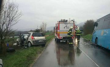 Dopravná nehoda autobusu a osobného auta blokovala dopravu pri obci Mníchova Lehota
