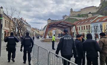 Trenčín je momentálne najstráženejším mestom na Slovensku. V uliciach sú desiatky policajtov aj vojakov 