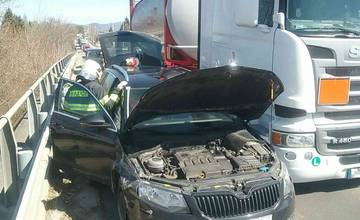 Hrozivo vyzerajúca dopravná nehoda v Novákoch. Osobné auto zostalo zakliesnené medzi zvodidlami a nákladiakom