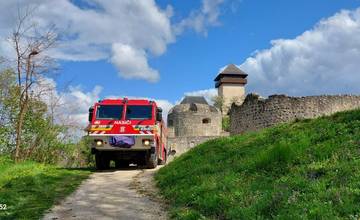 FOTO: Hasiči trénovali zásah pri požiari Trenčianskeho hradu, našli aj zranenú osobu
