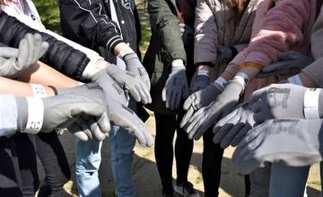 Myjavskí škôlkári a školáci si vyhrnuli rukávy. Do upratovania mesta sa ich pustilo 1300