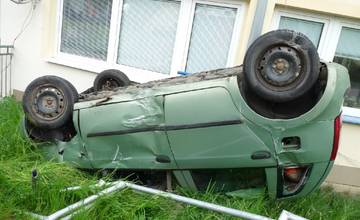 FOTO: V Brvništi skončilo osobné auto po náraze do bytovky na streche. Vodič vyviazol bez zranení