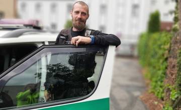 Hrdina aj bez uniformy. Policajný psovod ratoval z dymiaceho auta zraneného človeka
