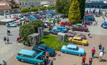 FOTO: Centrum Trenčianskych Teplíc zaplnilo počas Veteran Rally viac ako 70 áut a motoriek