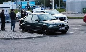 FOTO: Rozbili sklo auta a ukradli peňaženku, na druhý deň skončili pred novomestským Tescom v rukách polície