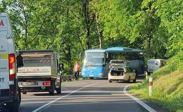 Pri nehode autobusu a osobného auta v Bojniciach sa zranilo dieťa. Cesta je uzavretá 