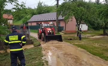 Počasie potrápilo niekoľko obcí na Považí aj v utorok. Hasiči mali plné ruky práce