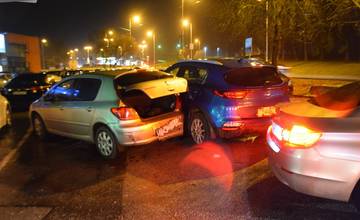 FOTO: Vodič v Považskej Bystrici narazil do dvoch zaparkovaných áut, polícia hľadá svedkov nehody