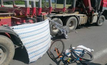 Nešťastná zrážka s kamiónom na ceste z Nového Mesta nad Váhom pripravila o život 49-ročného cyklistu