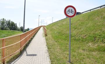 Na novom trenčianskom moste dochádza k nebezpečným kolíziám medzi chodcami a cyklistami