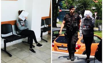 VIDEO: Mladú ženu, ktorú v minulosti oslobodili spod obžaloby kvôli nahláseniu bomby, zadržali opäť kukláči