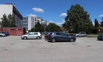 Mesto Dubnica nad Váhom zrekonštruuje parkovisko v centre, pribudnú nové parkovacie miesta