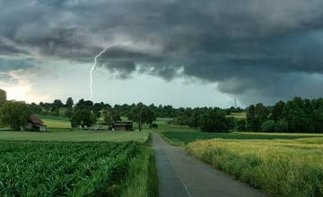 Na území celého Trenčianskeho kraja dnes platí výstraha pred búrkami