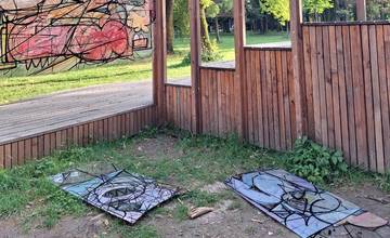 FOTO: Vandali zničili vystavené umelecké diela v prievidzskom mestskom parku