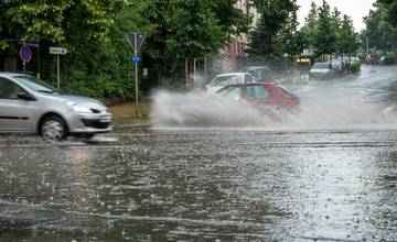 V Trenčianskom kraji hrozia počas soboty búrky s intenzívnym dažďom a krupobitím, vylúčené nie sú ani povodne