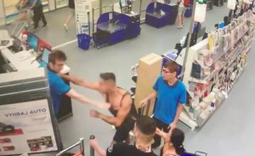 Agresívny 25-ročný muž bezdôvodne napadol štyroch ľudí v obchodnom dome v Bánovciach