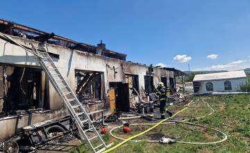 Hasiči z Trenčianskeho kraja pomáhajú pri hasení požiaru budovy v okrese Piešťany