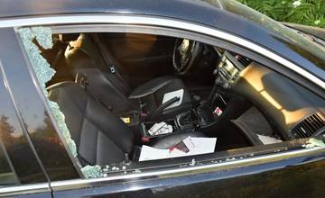 Neznámy zlodej v Trenčíne rozbil okno na aute a zobral z neho peniaze, doklady aj kartu