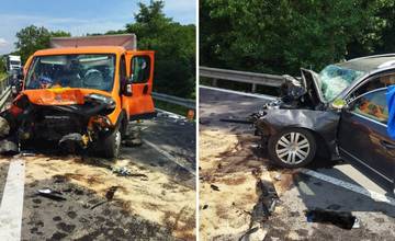 FOTO: Pri Bánovciach došlo k vážnej nehode, zranilo sa 7 ľudí. Cesta je neprejazdná