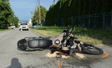 FOTO: Motocyklista skončil v nemocnici po zrážke s autom pri Bánovciach nad Bebravou