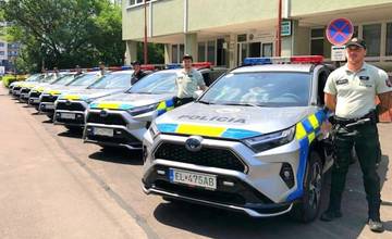 FOTO: Trenčianski policajti získali nové elektrické a hybridné autá, budujú sa nové nabíjacie stanice