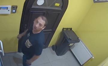 VIDEO: Poznáte muža zachyteného na týchto záberoch? Hľadá ho polícia
