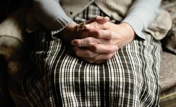 Prievidžan mal dlhé roky týrať svoju 91-ročnú matku. Seniorka sa pred ním zo strachu zamykala v izbe