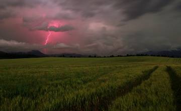 Trenčiansky kraj v najbližších dňoch opäť čakajú búrky, meteorológovia vydali výstrahy