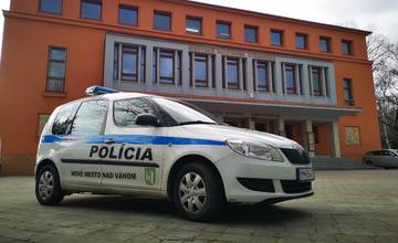 Novodobí hrdinovia z Nového Mesta nad Váhom. Mestskí policajti v jeden deň ratovali dva ľudské životy