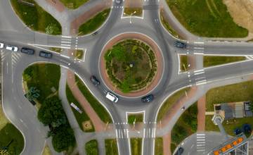 Mnohí vodiči v Trenčíne nepoužívajú na kruhových objazdoch smerovky, zhoršujú tým plynulosť premávky