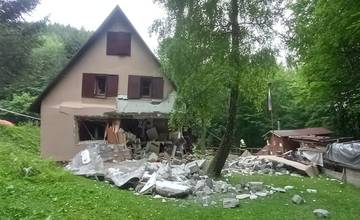 Pri Prievidzi mal v chate vybuchnúť plyn, na mieste zasahuje množstvo hasičov a záchranárov