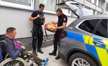 FOTO: Martina z Dubnice nad Váhom potešila návšteva policajtov, s obdivom si vyskúšal ich výzbroj aj výstroj