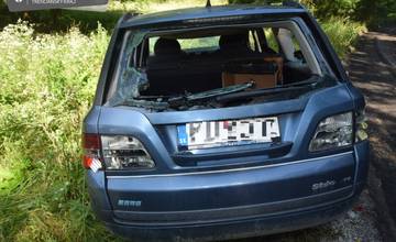 FOTO: Neznámy páchateľ mal pri Trenčianskych Tepliciach zdemolovať auto a ďalšie stroje. Polícia hľadá svedkov