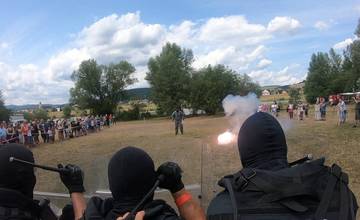 FOTO: Pláž na trenčianskom Ostrove obsadili väzenskí dozorcovia a ich štvornohí pomocníci