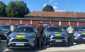 FOTO: Policajti Trenčianskeho kraja majú nové posily, hybridné vozidlá hradené z plánu obnovy