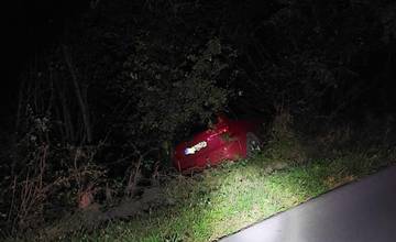 V okrese Trenčín polícia objavila auto zaparkované v kríkoch, opitý mladík nezvládol jeho riadenie
