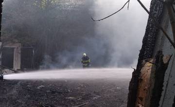 FOTO: Hasiči bojujú s plameňmi v opustenej budove v Novom Meste nad Váhom