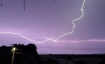 SHMÚ vydáva výstrahy pred dažďom a búrkami. Zasiahnu už počas noci celý Trenčiansky kraj