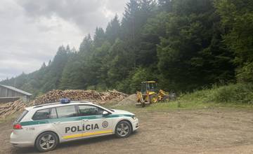 FOTO: Počas preventívnej akcie púchovská polícia zastavila vodiča traktora, ktorý nemal doklady a odmietol fúkať