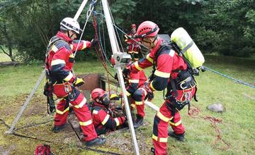 FOTO: Prievidzskí hasiči zlanili do 15-metrov hlbokej studne, aby zachránili uviaznutú osobu. Cvičenie prebehlo úspešne