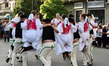 FOTO: Folklórny súbor z Dubnice nad Váhom zažiaril v Taliansku. Slovenky a Slováci roztancovali celé mesto